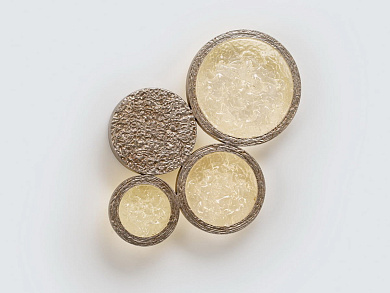 настенный светильник с круглыми плафонами разных диаметров в бронзовой отделке