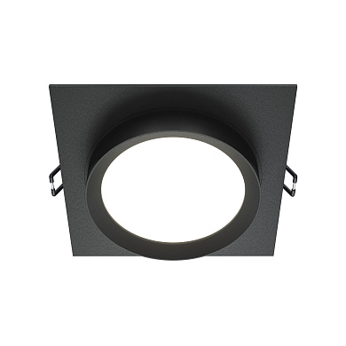 встраиваемый потолочный светильник черного цвета с квадратной рамкой