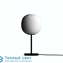 настольная лампа с шарообразным плафоном из стекла на тонкой стойке