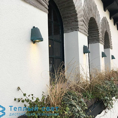 уличный настенный светильник с направленным вниз светом и металлическим корпусом