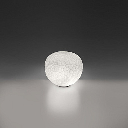 1703110A Artemide Meteorite настольная лампа с круглым плафоном из рельефного стекла на низком основании