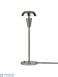 1104264672 Ferm Living Tiny настольная лампа с металлическим купольным плафоном и тонкой стойкой