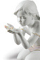 1009223 Lladro A Fantasy Breath фарфоровая статуэтка ангела с распростёртыми крыльями, держащего руки перед собой — фото 3