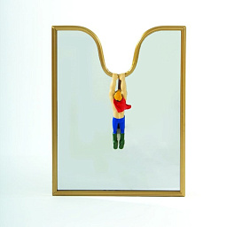 SE17617 Seletti CIRCUS настенное зеркало с декоративной рамой и фигурой супергероя