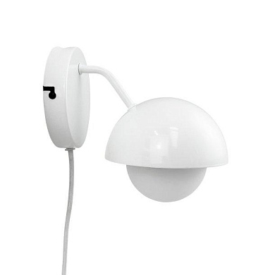 настенный светильник с полусферическим белым плафоном на коротком кронштейне