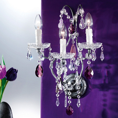 трёхламповое настенное бра с обилием кристальных подвесок и серебристой арматурой
