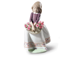 1009178 Lladro May Flowers фарфоровая фигурка девочки с букетом весенних цветов