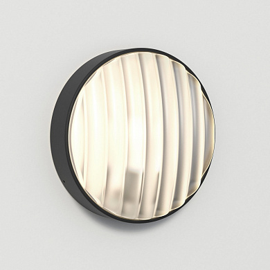 настенный светильник с крупным круглым плафоном с вертикальными рёбрами чёрного цвета