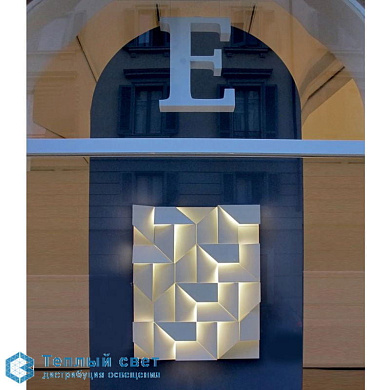 настенный светильник с прямоугольным стеклянным плафоном