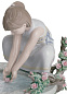 1008355 Lladro Petals In The Pond фарфоровая композиция детей, играющих у пруда — фото 3