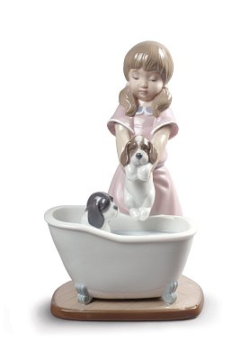 Фарфоровая статуэтка девочки, купающей щенков Bathing My Puppies Lladro 01009280