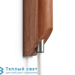 настенный светильник с вытянутым деревянным корпусом и направленным светом