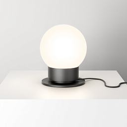 MB9010 AQForm Modern Ball настольная лампа с круглым плафоном белого цвета