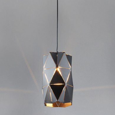 подвесной светильник с многогранным геометрическим плафоном из стекла с металлическими гранями