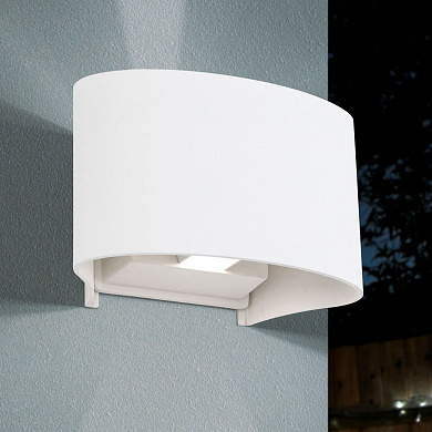 настенный светильник с полукруглым матовым корпусом и нижней щелевой подсветкой