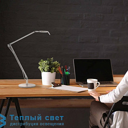 настольная лампа с поворотным кронштейном и алюминиевым корпусом
