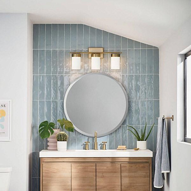 настенный светильник с тремя плафонами из рифлёного стекла и латунной арматурой