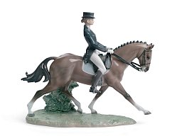 Фарфоровая статуэтка наездницы с лошадью Dressage Lladro 01008418