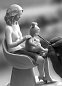 Фарфоровая скульптура молодой семьи The Family Portrait Lladro, дизайн Jaime Hayon 01007255 — фото 7