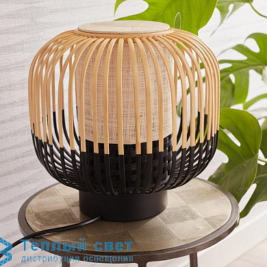 настольная лампа из бамбуковых прутьев с контрастным основанием