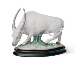 1008369 Lladro Chinese Zodiac фарфоровая фигурка быка на подставке