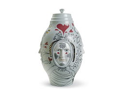 высокая фарфоровая ваза с узким горлышком и декоративным рисунком