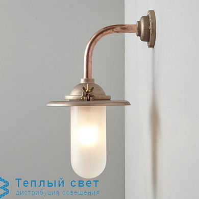 уличный настенный светильник с изогнутым кронштейном и защитным стеклянным плафоном