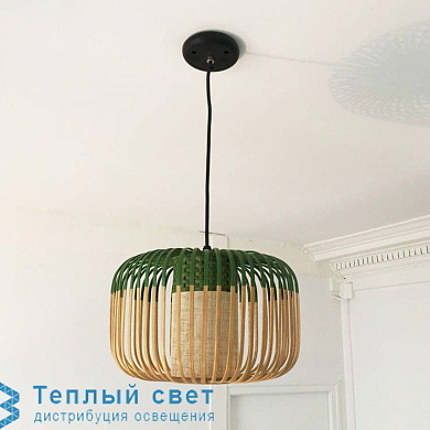 подвесной светильник с абажуром из деревянных ламелей с зелёным ободом