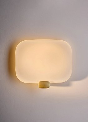 Настенный светильник Light Me Tender Horizontal DCW éditions, белое стекло, основание золотистое LIGHT ME TENDER HORIZONTAL