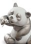 Фарфоровая статуэтка панды с цветком A Cheerful Panda Lladro, серебряный люстр 01009088 — фото 1