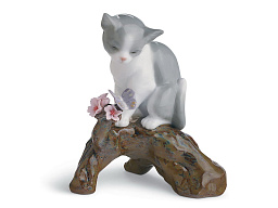 1008382 Lladro Blossoms фарфоровая фигурка котёнка у ветки с розовыми цветами
