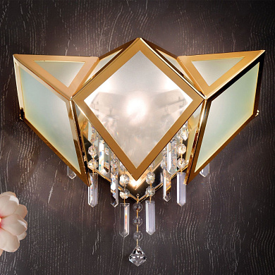 настенное бра с тремя гранеными абажурами и декоративными подвесками