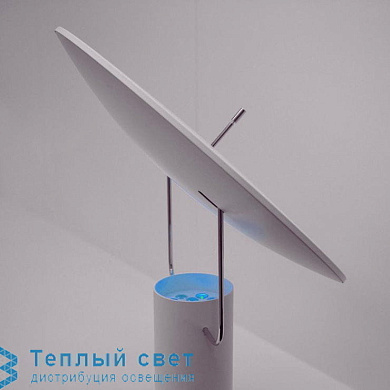 настольная лампа с тарельчатым рассеивателем на тонкой стойке