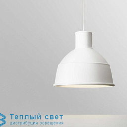 подвесной светильник белого цвета с гладким куполом