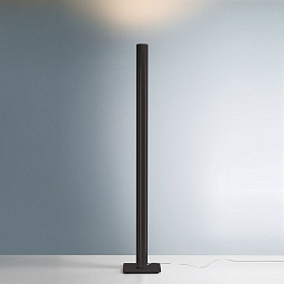 1640030APP Artemide Ilio торшер с металлической стойкой чёрного цвета и световым потоком вверх