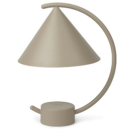 110174693 Ferm Living Meridian настольная лампа с изогнутой стойкой и коническим металлическим абажуром