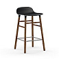 602788 Normann Copenhagen Form Барный стул с основанием из ореха, 65 см, черный — фото 1