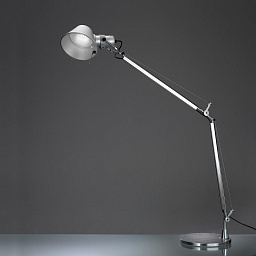 A004800 Artemide Tolomeo настольная лампа с шарнирной конструкцией и металлическим отражателем