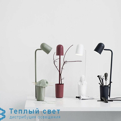 настольная лампа с несколькими поворотными световыми модулями и общим основанием