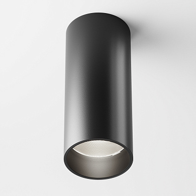 потолочный светильник черного цвета с матовым корпусом