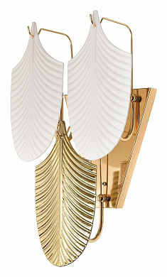 настенный светильник с декоративными элементами в форме золотых перьев