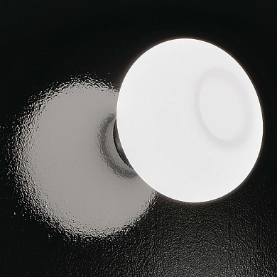 настенно-потолочный светильник с белым плафоном цилиндрической формы