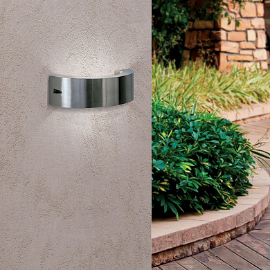 уличный настенный светильник с изогнутой стальной полосой и мягким рассеянным светом