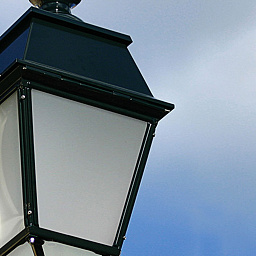 avenue 4-roger-pradier-pendants Roger Pradier Avenue 4 подвесной уличный светильник с квадратным корпусом и стеклянными панелями