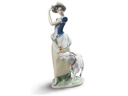 1009158 Lladro Young Shepherdess фарфоровая фигурка девушки-пастушки с ягнёнком