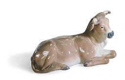Фарфоровая статуэтка лежащего вола для вертепа Calf Lladro 01001390