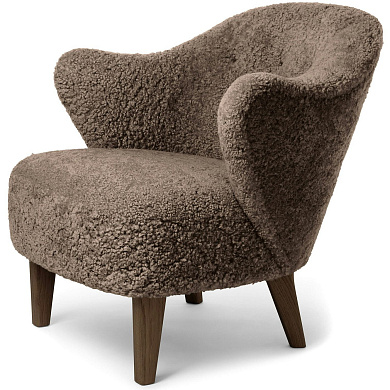 71138-004278 Audo Copenhagen Ingeborg Кресло для отдыха, овчина Сахара / тёмный мореный дуб