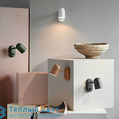 настенный светильник с компактным цилиндрическим корпусом и направленным светом