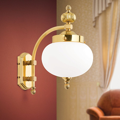 одноламповое настенное бра с опаловым купольным плафоном и золотистой декоративной основой