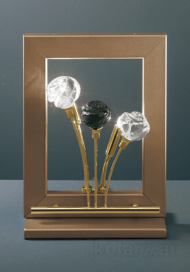 настольный светильник с квадратным корпусом и золотой рамкой